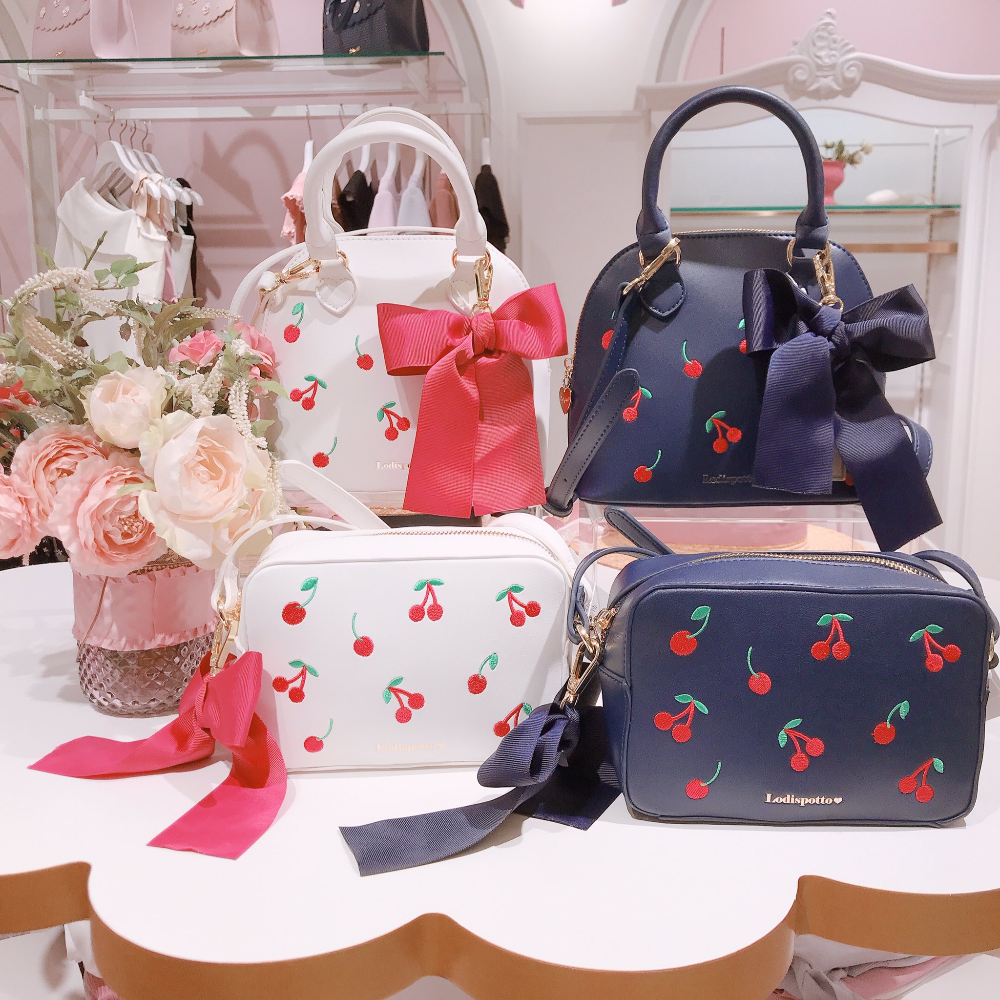 Mille Fille Closet By Lodispotto ルミネエスト新宿 New Item ハートチェリーミニバッグ 写真上段 7 0 Tax ハートチェリーミニショルダー 写真下段 6 900 Tax 上段は長 財布斜めにしてギリギリ入る サイズです 下段は約17cmの 長