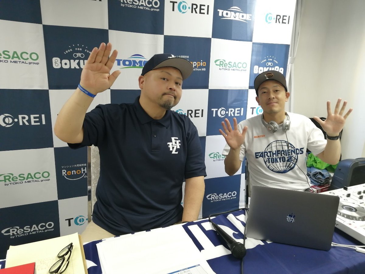 eftokyoz's tweet photo. 【ファン感謝祭2020】
〜MC & DJ〜
本日の「ファン感謝祭2020 勝手に最終戦!」をホームゲームさながらに盛り上げてくれたのはもちろんこの2人、MC Ume & DJ Toshiki🎤🎶
#GoAmazing #アスフレ #Bリーグ #ファン感謝祭 #勝手に最終戦 https://t.co/5F4beCUTzC