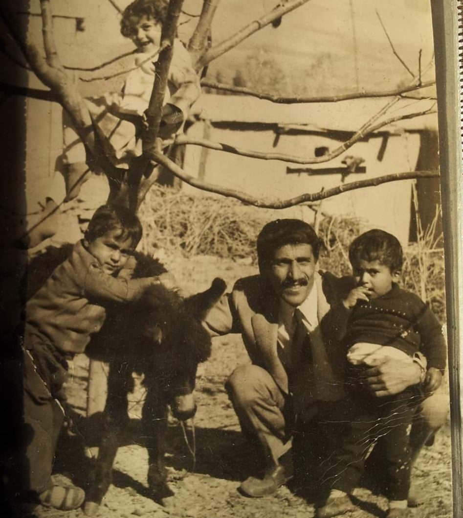 Yesi'deki kutsal aşkın mayası 
Malazgirt'te Alparslan'ın rüyası 
Söğütteki has kilimin boyası 
Bir güzel ülküdür gönül verdiğim. 

Riya duygusuyla dolup taşmamış 
İlimden, irfandan uzaklaşmamış 
Benlik çamuruna ayak basmamış 
Bir güzel ülküdür gönül verdiğim. 
#AbdurrahimKarakoç