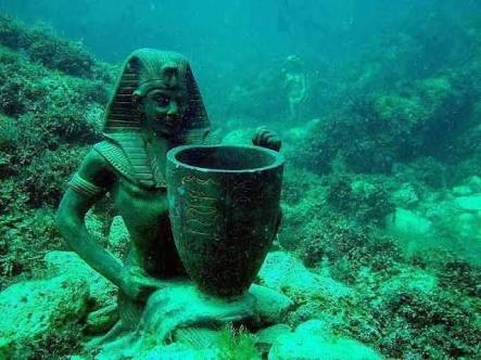 AfricaFactsZone's tweet photo. The lost city of Heracleion in Egypt was once a busy metropolis (large city).

The long-lost Egyptian city got flooded and sank.

It was forgotten until archeologists rediscovered it in 2000. https://t.co/UIZcWnz8Kc