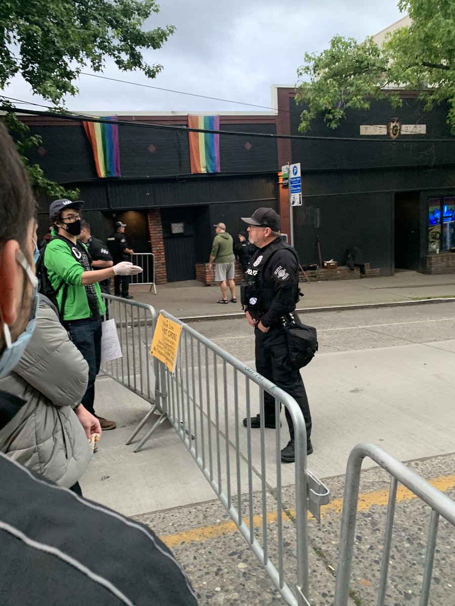 OhJanWhy's tweet photo. @MayorJenny Why are none of you officers wearing masks? https://t.co/lOx8LcdJ4J
