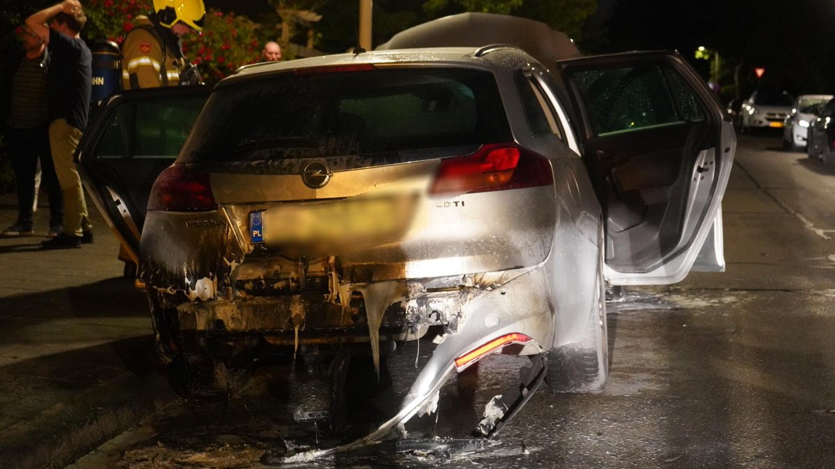 Bewoner assisteert brandweer bij autobrand in Castricum..