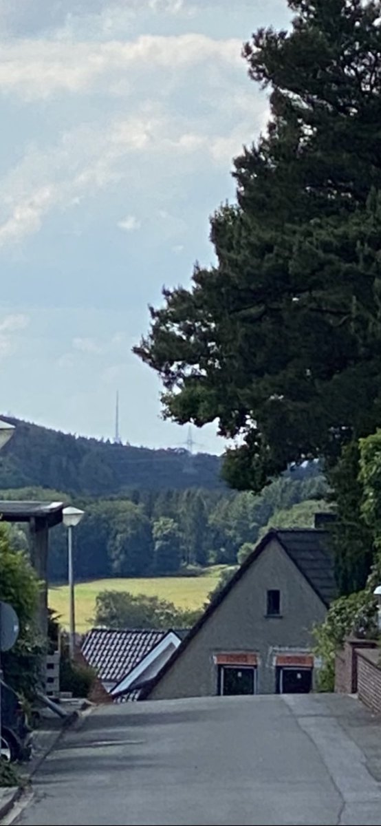 KloeppingMarcel's tweet photo. #Fernsicht. Nach Süden 70km bis Hamm, nach Westen 20km bis zum Hünenburg-Sender @stadtbielefeld Nach Norden ins Wiehengebirge&amp; Weserbergland 25km bis 35km... Mittendrin: Die Kumsttonne auf dem #Tönsberg in #Oerlinghausen 
@Kreis_Lippe #StayAtHome @teutoburgerwald https://t.co/YVvjKX3CT5