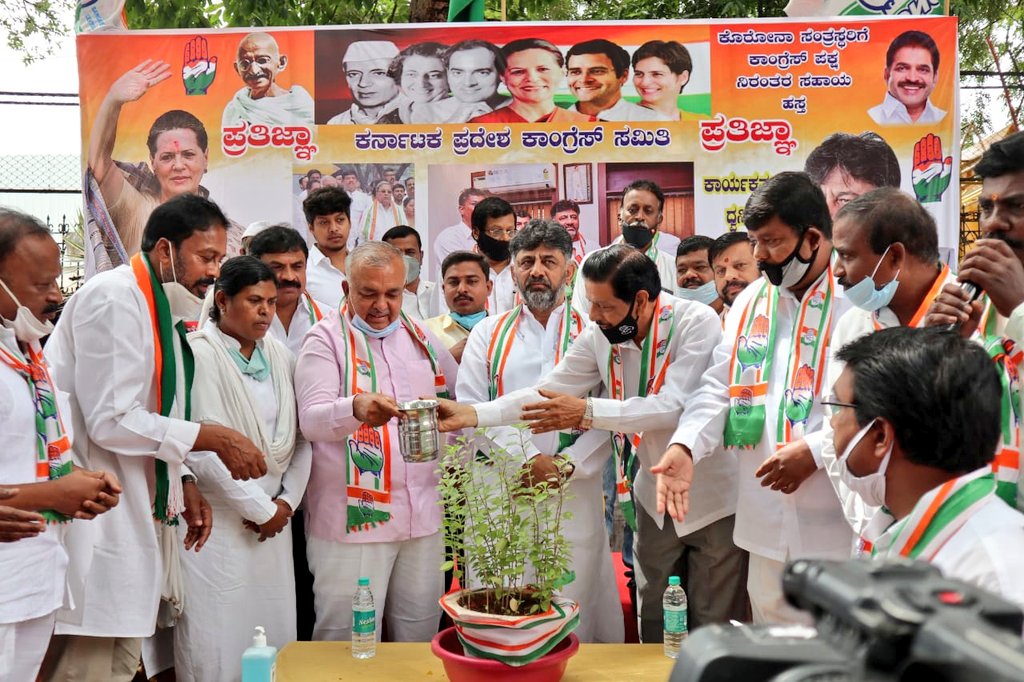 ಕೆಪಿಸಿಸಿ ಅಧ್ಯಕ್ಷರಾದ <a href="/DKShivakumar/">DK Shivakumar</a> ಅವರು 'ಪ್ರತಿಜ್ಞಾ ದಿನ' ಕಾರ್ಯಕ್ರಮದ ಪೂರ್ವ ಸಿದ್ಧತಾ ಕಾರ್ಯಕ್ರಮ ಕಾಂಗ್ರೆಸ್ ಹಾಡಿನ ವಿಡಿಯೋ ಬಿಡುಗಡೆಗೊಳಿಸಿದರು. ಮಾಜಿ ಸಚಿವರಾದ <a href="/RLR_BTM/">Ramalinga Reddy</a> ಅವರು ಸೇರಿದಂತೆ ಹಲವು ಮುಖಂಡರು ಉಪಸ್ಥಿತರಿದ್ದರು.