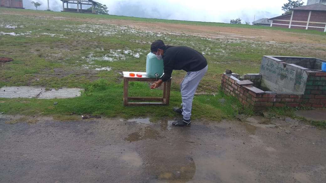 airnews_imphal's tweet photo. #Manipur: Talui (aka Toloi) in #Ukhrul District is one of the role model village in combating #COVID_19 with good personal hygiene & village sanitation. Every households has hand washing facilities at the entrance. No one enters or go out of the house without washing hand #Talui https://t.co/UtQPC1p0Mn