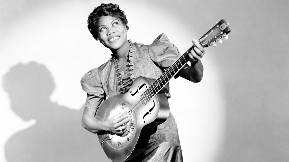 SATINODYSSEY's tweet photo. A 👏🏼 black 👏🏼 woman 👏🏼 created👏🏼 rock 👏🏼 and 👏🏼 roll
Sister Rosetta Tharpe was known as the the Godmother of rock and roll. She influenced musicians like Little Richard, Elvis and Chuck Berry. She used heavy distortion on her electric guitar, presaging the rise of electric blues https://t.co/vhC3ljavKT