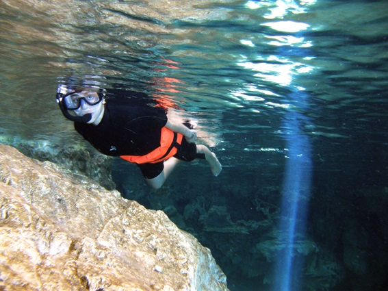 Tauchen und Schnorcheln in unterirdischen Flüssen von Aktun Chen sind die populärsten Aktivitäten. aktun-chen.com/de/blog/yucata…