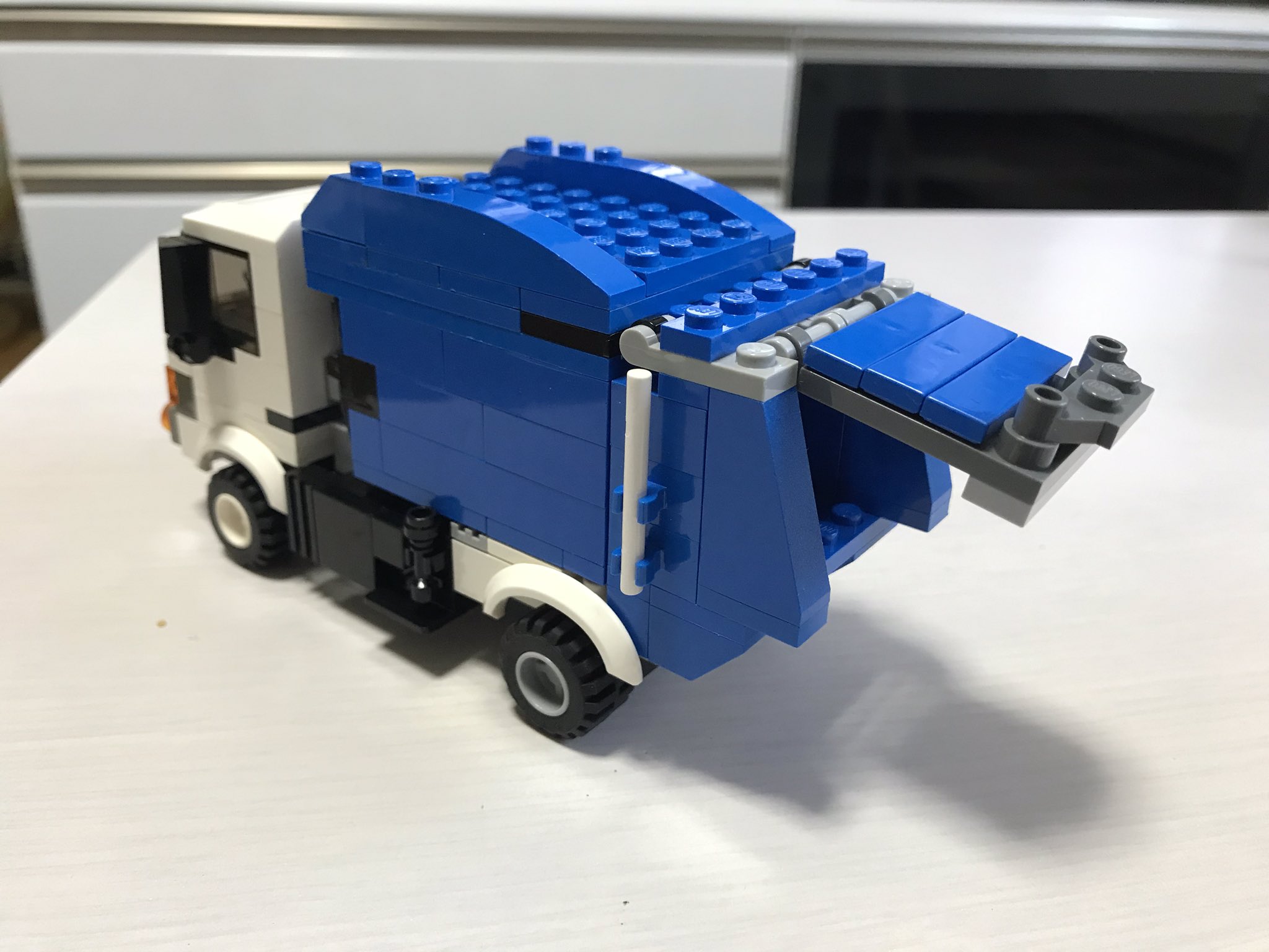 既製品みたい ある漫画家が子どもにせがまれてレゴで作ったという ゴミ収集車 がすげぇｗ えのげ