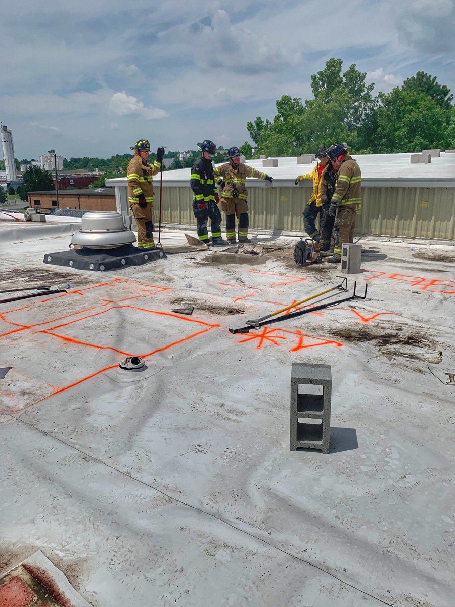 Huntersville_FD's tweet image. On Saturday our members and our Tower Ladder 1 attended Tower training in Pineville. A good day of hands-on truck training with some awesome fellow agencies from the surrounding area. #TowerLadder #AerialScope #BlackOverRed #HuntersvilleFD