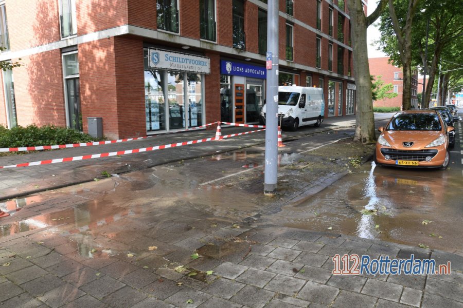 Straat blank na gesprongen waterleiding in Charlois #Rotterdam. 112Rotterdam.