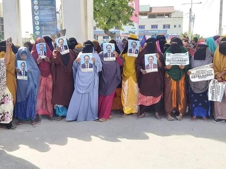AlinorAbdi's tweet photo. Gabdhahan in laso qasbay ama daruuf haysata darteed loga faidaystay waxaa muujinaya wajiyada inay wada dabosheen. Dowlad aan ka xishon danyarta oo isticmalaysa dana siyaasaded waa tii ugu horeysay. Tankale, mas’ulyad daro ka wayn maa jirto in dad laso bixiyo ayado Corona uu jiro? https://t.co/Vop6MbtqL7