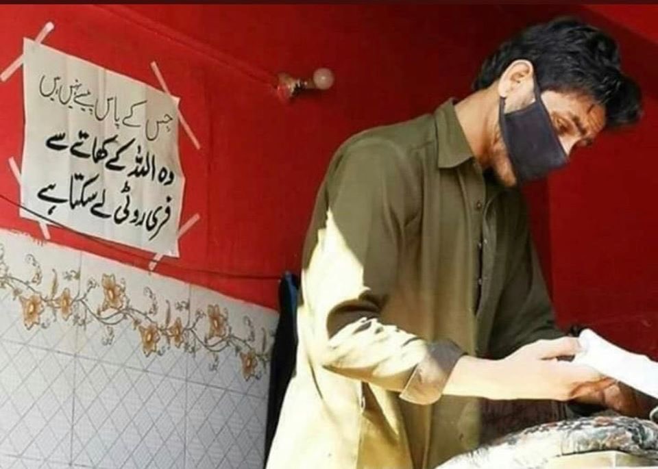 babarazam258's tweet photo. This is my Pakistan. This is humanity. Salute to you my friend for providing free bread to those who can't afford it. #RiseAndRise https://t.co/6pzATKDJM8