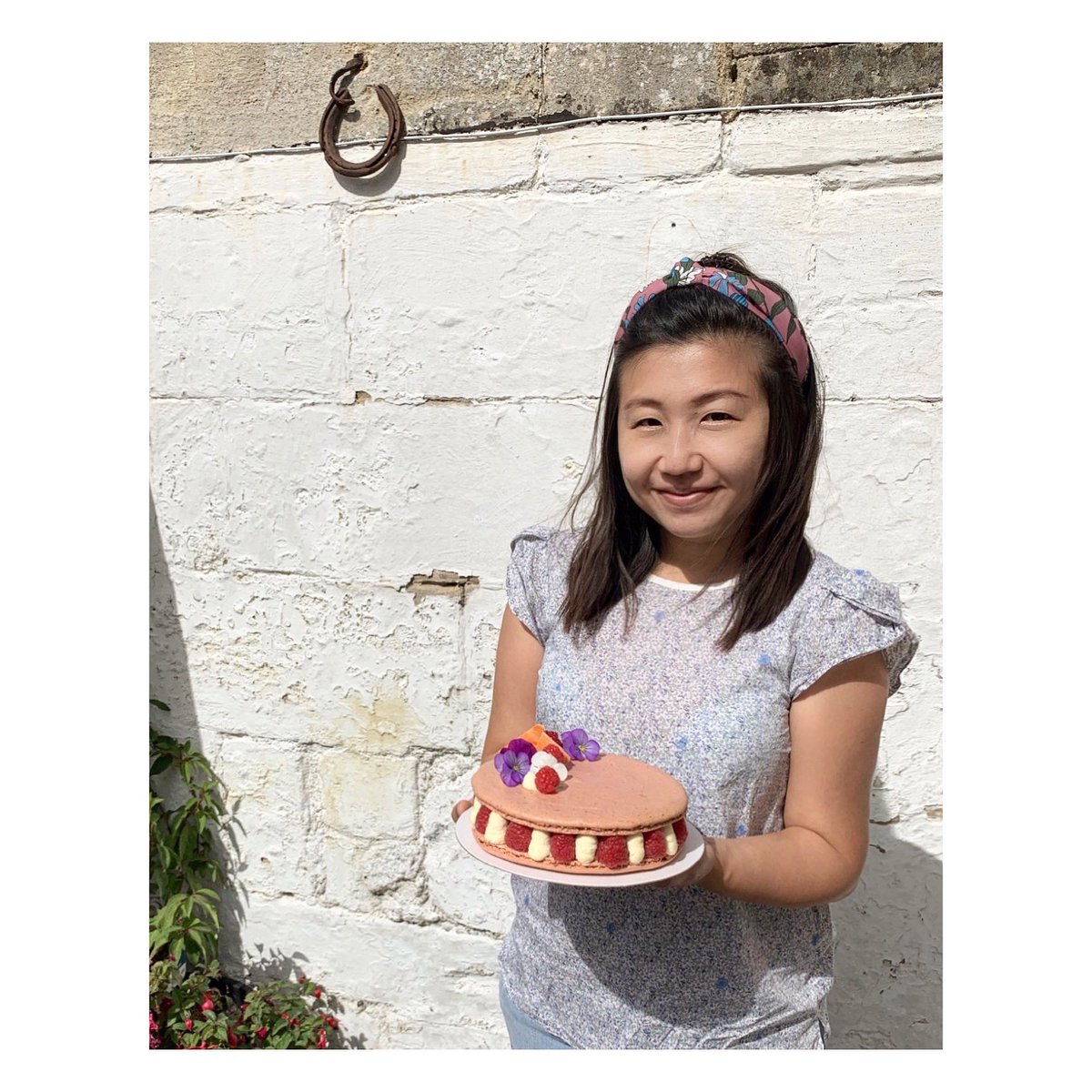 StudioSugarcane's tweet photo. Every now and again we get to make a special cake for a customers request, like this 6” giant macaron with mixed berry creme mousseline and fresh peach and raspberries!
#giantmacaron #bespokecakes #raspberry #birthdaycake #sugarcanestudio #independentbath #raspberrymacaron https://t.co/Q9sFDfuBhX