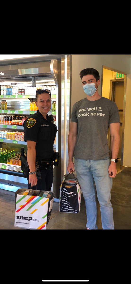 hpdcentralpal's tweet photo. 🗣HUGE shoutout @snapkitchen for donating meals to @hpou for @houstonpolice #officers as well as our Commamd Center for our @houstonpolice #dispatchers! We are so #grateful for our #communitypartners & all their #support! #Trulyblessed #HPDProud #HoustonStrong #WorkTogether 🤗🥰 https://t.co/Ypeq9AuBIs