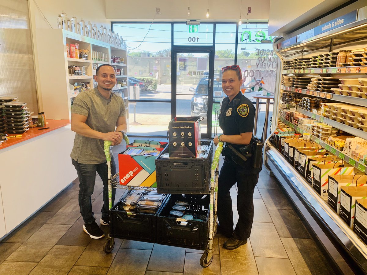 hpdcentralpal's tweet photo. 🗣HUGE shoutout @snapkitchen for donating meals to @hpou for @houstonpolice #officers as well as our Commamd Center for our @houstonpolice #dispatchers! We are so #grateful for our #communitypartners & all their #support! #Trulyblessed #HPDProud #HoustonStrong #WorkTogether 🤗🥰 https://t.co/Ypeq9AuBIs