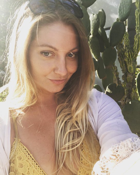 Come to where the BEAUTIFUL content will be happening! I have a big surprise for you https://t.co/93yqInUFyO<a href="/tag/lastnight"class="tags"><span>#lastnight</span></a>