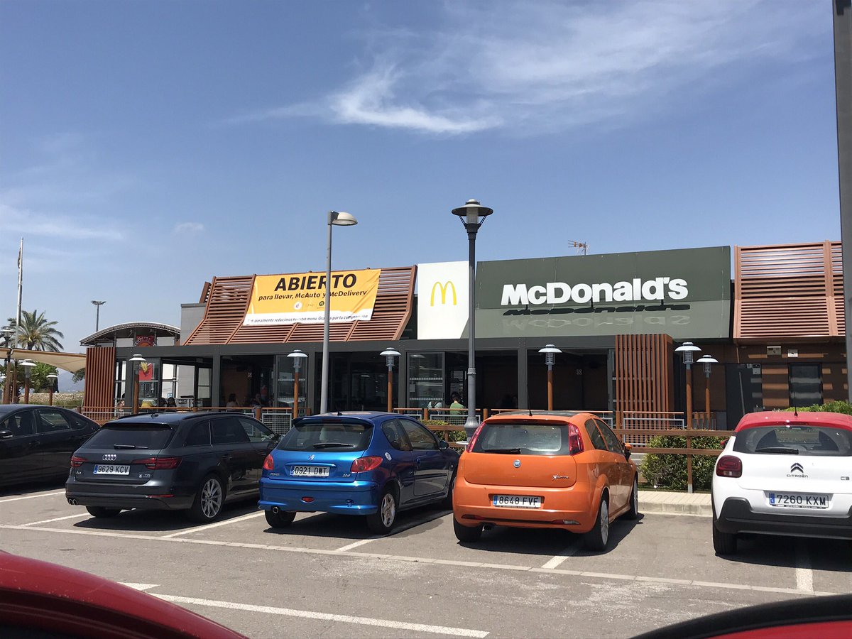 letigar85's tweet photo. Lamentables medidas higiénicas en @mcdonalds_es Massalfassar. 
Pésimo personal en este establecimiento. Ni pidiendo porfavor que nos limpiaran las mesas y mintiéndonos en la cara...  así no! https://t.co/VadCmsCpRg