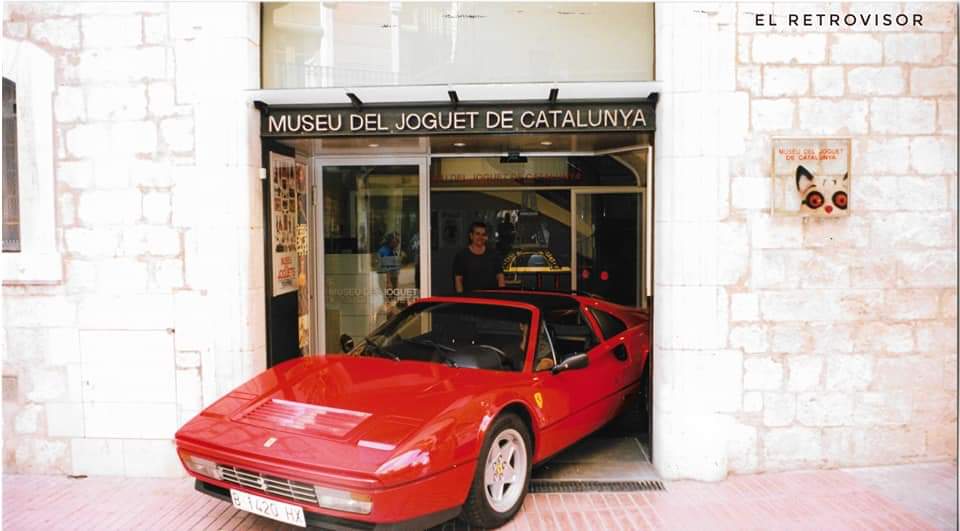 retrovisor_info's tweet photo. El meu Retrovisor (98) La història dels Ferrari a Figueres

Josep Ma Joan creador i ànima del Museu del Joguet de Catalunya amb seu a Figueres ens fa arribar dues fotos de l’Exposició “La història dels Ferrari a Figueres”. Una exposició que es va celebrar l’estiu de l’any 1999 https://t.co/VpUurjqPnJ