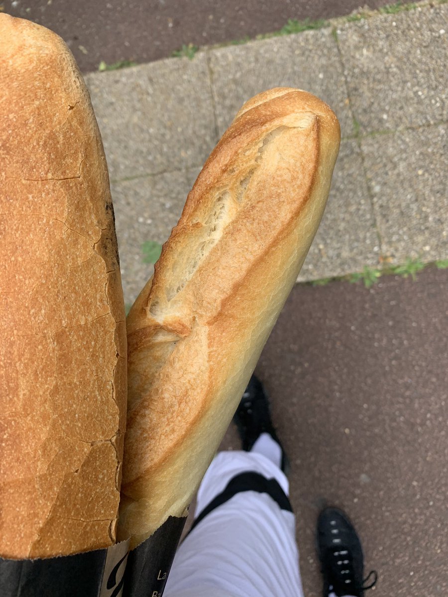 Damsko6z's tweet image. Sur le retour de la boulangerie....