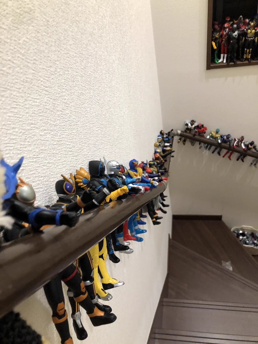 5歳児と3歳児の力作、階段手すりフィギュア！？逆によくここまで集めたなｗｗ