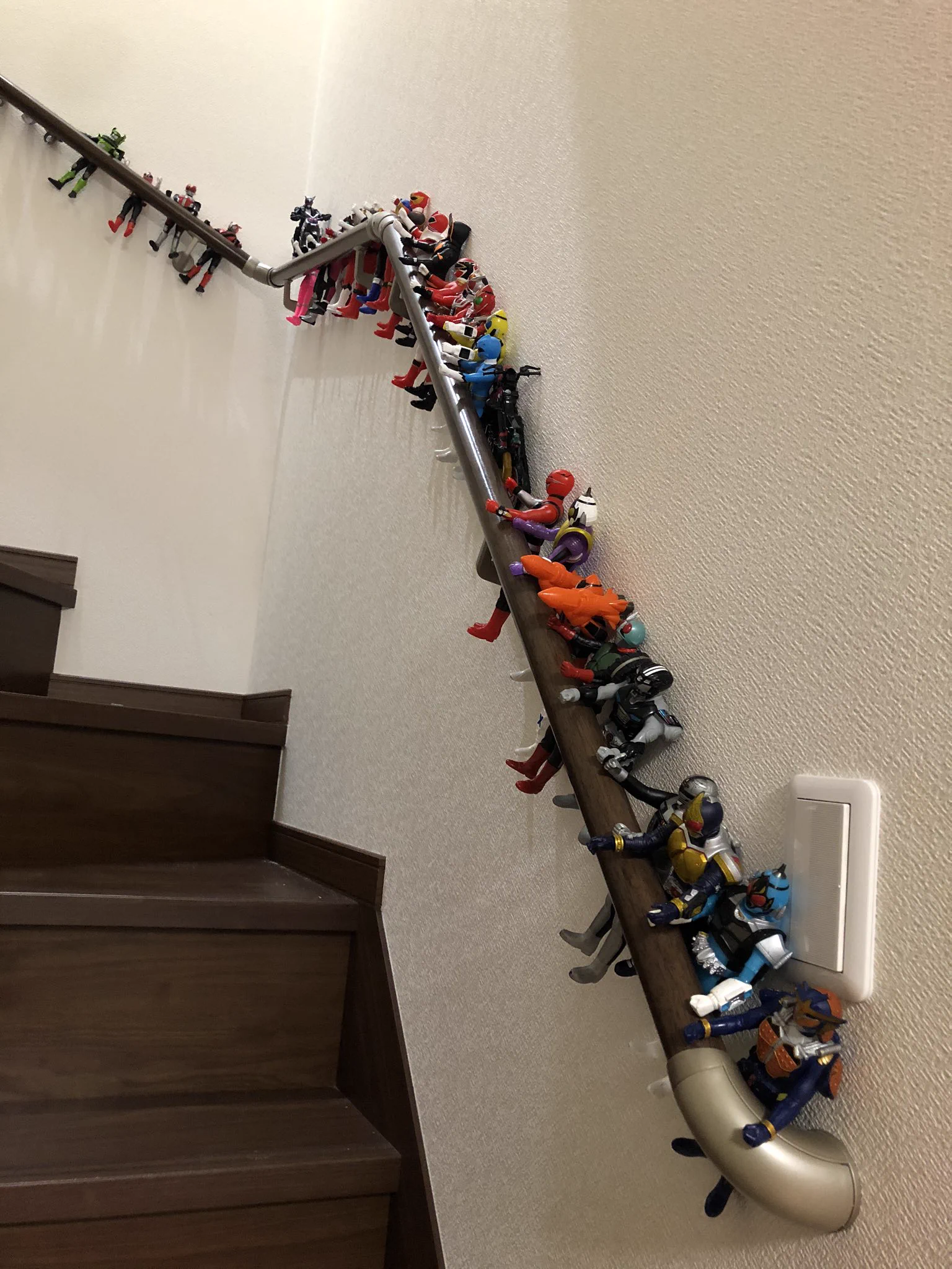 5歳児と3歳児の力作、階段手すりフィギュア！？逆によくここまで集めたなｗｗ