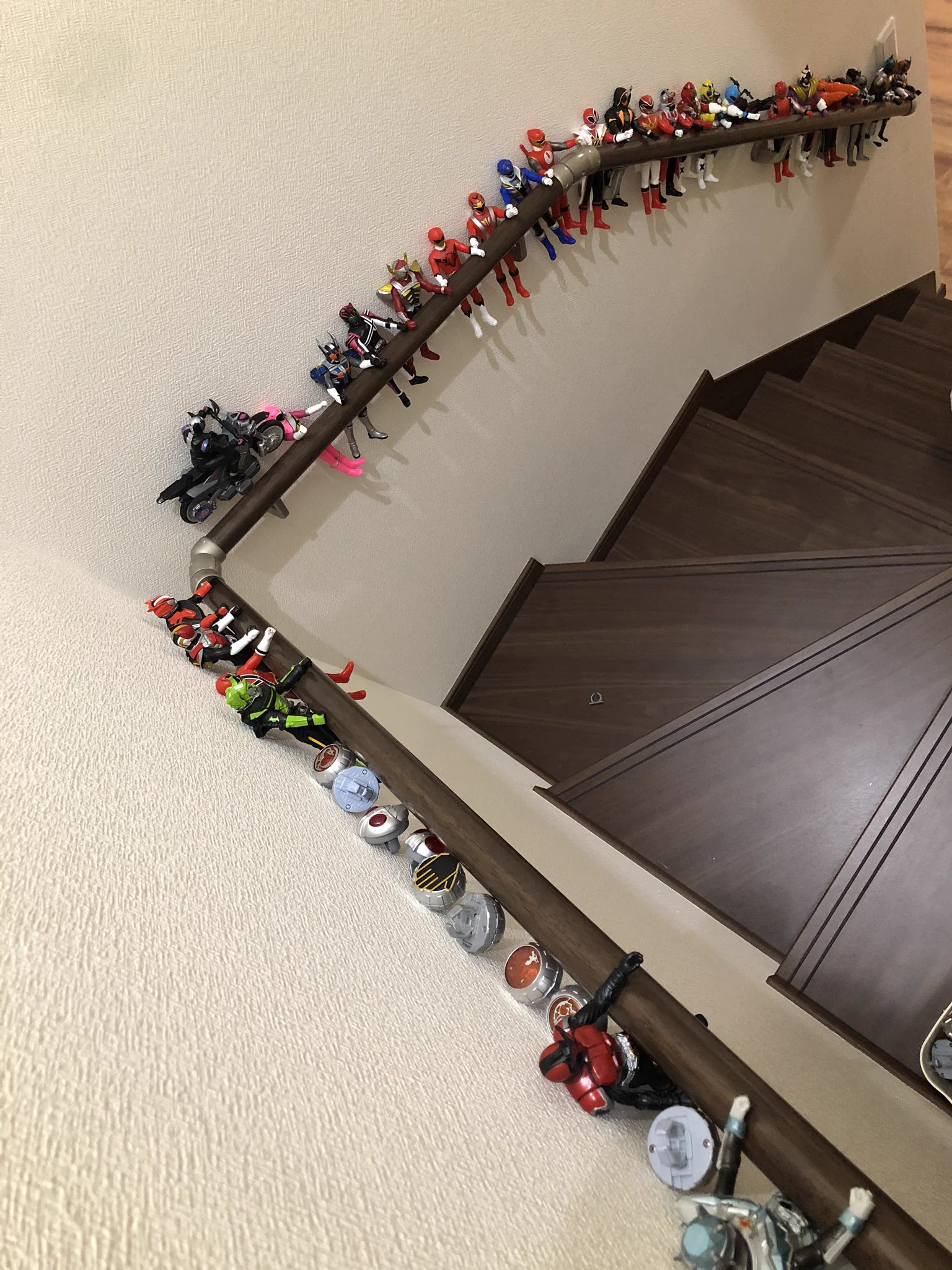 5歳児と3歳児の力作、階段手すりフィギュア！？逆によくここまで集めたなｗｗ