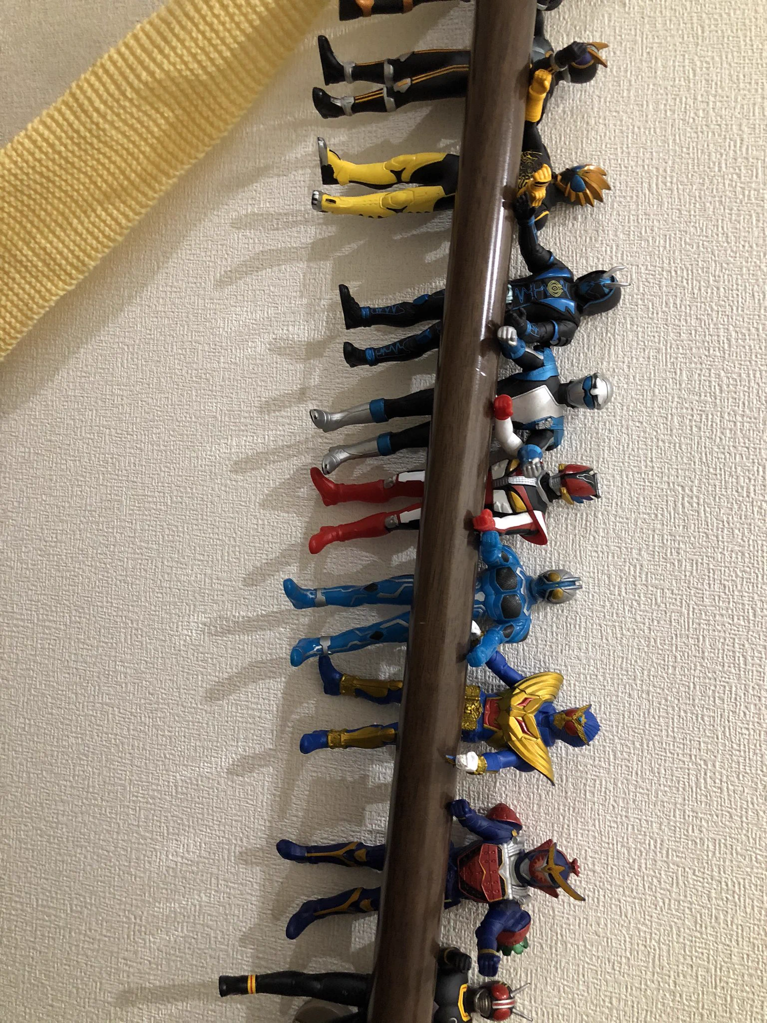 5歳児と3歳児の力作、階段手すりフィギュア！？逆によくここまで集めたなｗｗ