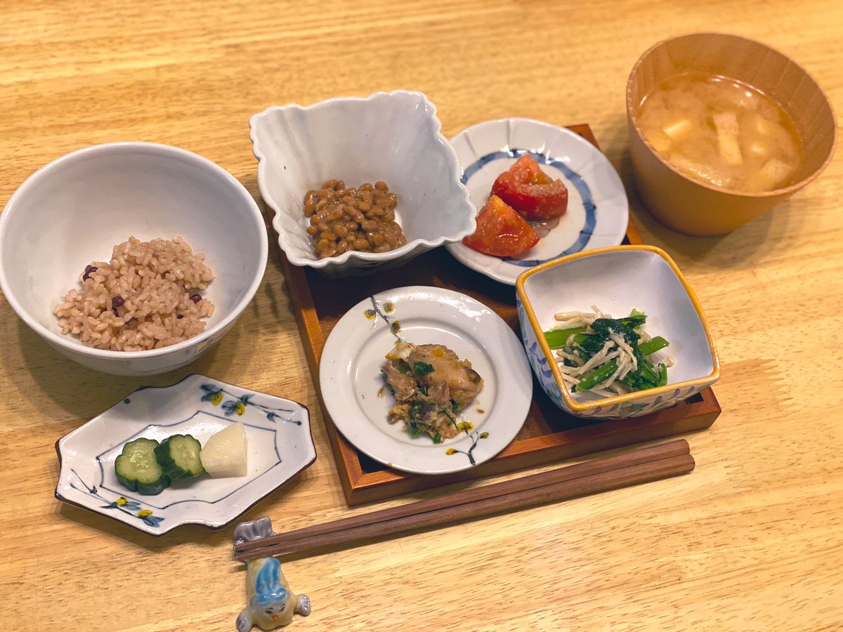 まなてぃ على تويتر 超少食 ファスティングが気になってきたので見よう見まねでゆるく始めてみる 朝は豆乳と野菜のスムージー 昼と夜は発芽玄米40g 発酵食の副菜60g お味噌汁を飲むというもの 毎回48回以上噛むのが大切らしい 今日の メニューは納豆 トマト味噌ごま まなてぃ على تويتر 超少食 ファスティングが気になってきたので見よう見まねでゆるく始めてみる 朝は豆乳と野菜のスムージー 昼と夜は発芽玄米40g 発酵食の副菜60g お味噌汁を飲むというもの 毎回48回以上噛むのが大切らしい 今日の メニューは納豆 トマト味噌ごま