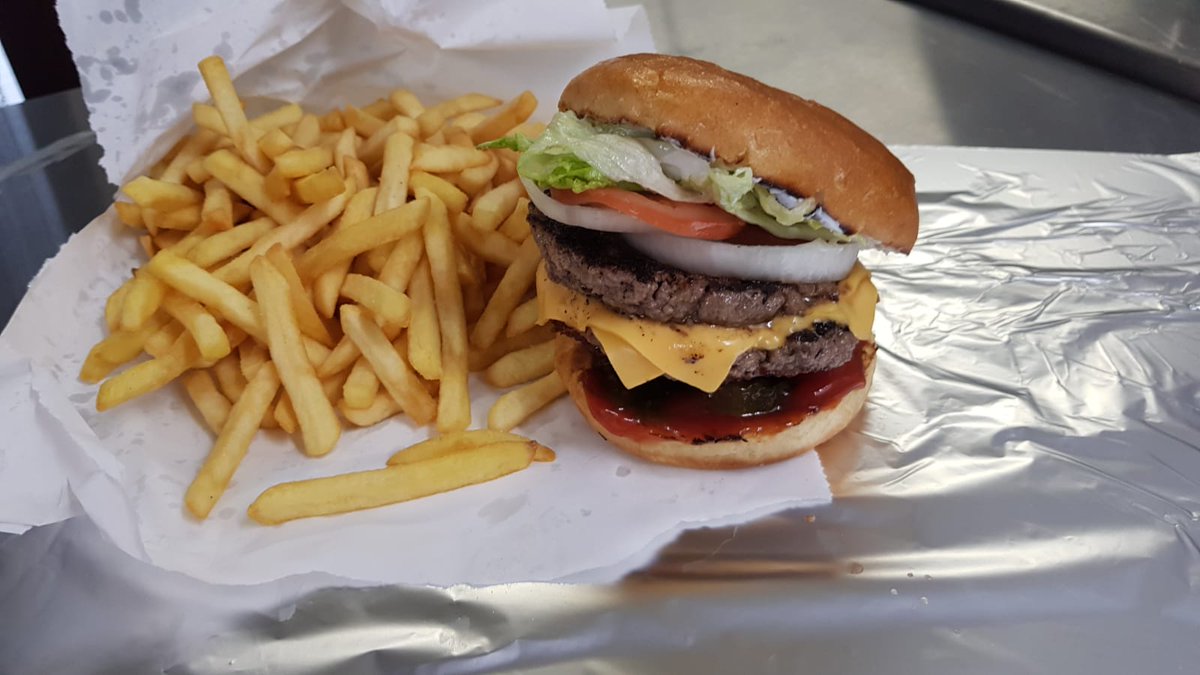HarryDiner's tweet photo. @HarryDiner Bacon cheese burger 🥓🍔🤤🤤🤤 #food #filey #americanfood #hungry #easysunday #bacon https://t.co/QmtUdnc0cx