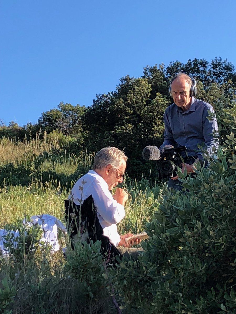 LuchiniOfficiel's tweet photo. Je filme depuis plusieurs jours, avec Yves Angelo, quelques fables et les portraits littéraires de mon spectacle que je reprends normalement en octobre. Merci à tous ceux qui ont suivi les fables pendant le confinement. #fabriceluchini https://t.co/Xup0U0qwKy