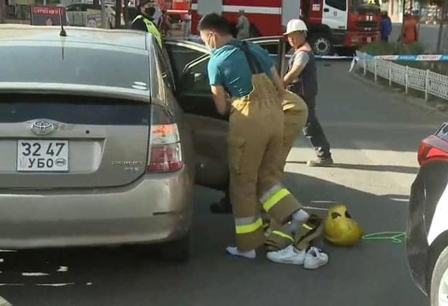 Гэрээсээ шууд дуудагдаж ирээл хувцасаа өмсөөл галын голомт руу орох гэж байгаа зураг бололтой.