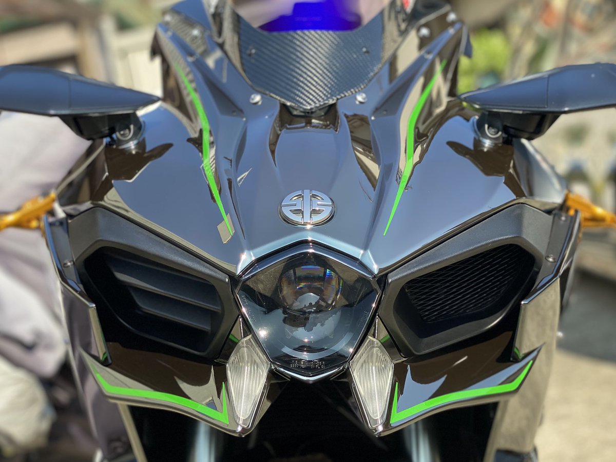 mofmofGSX's tweet photo. 実はいろいろとありまして1199SからH2に乗り換えてました！
初Kawasakiですが、1速に入れた時の音とショックの大きさにまだ慣れません:(；ﾞﾟ'ωﾟ'):6000回転以上の加速は凄まじいとしか言えないです（笑） https://t.co/274I4kIVCJ