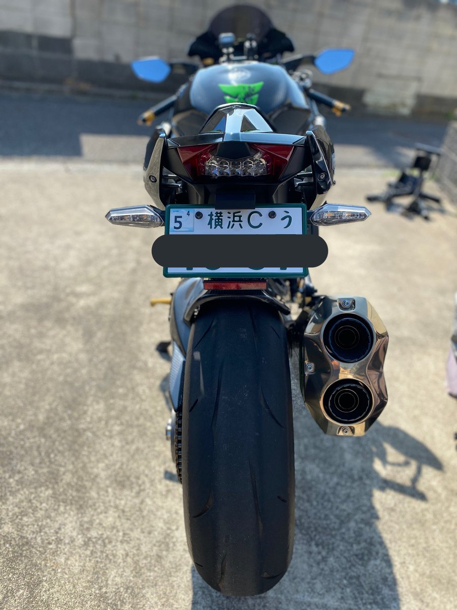 mofmofGSX's tweet photo. 実はいろいろとありまして1199SからH2に乗り換えてました！
初Kawasakiですが、1速に入れた時の音とショックの大きさにまだ慣れません:(；ﾞﾟ'ωﾟ'):6000回転以上の加速は凄まじいとしか言えないです（笑） https://t.co/274I4kIVCJ