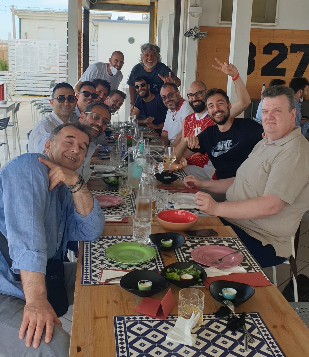 #SìPoderosaSì 
One more time!
Un pranzettino di saluti da Bagni 27 - Fish &amp; Beer, il regno di Lorenzo Andreani, per una bella fetta dello staff gialloblù 🍔 🥂