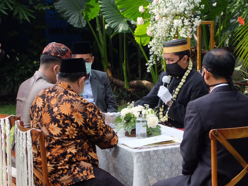 ridwankamil's tweet photo. Menikah di saat Covid.

Yang utama adalah syariat terpenuhi dengan rukun nikah dan ijab kabulnya. Lain2 bisa menyesuaikan, termasuk saya memberikan khotbah nikah secara virtual. Semoga semua pasangan yang menikah selama pandemi diberi Allah kemudahan dan kelanggengan.Aamiin. https://t.co/S7EpWGZ51d