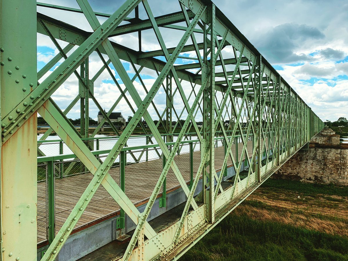 Redonner une nouvelle vie à un pont de chemin de fer qui accueille désormais vélos et piétions en toute sécurité #loirevalley #tourism #regioncentrevaldeloire #velo #agrotourism #france #sncf #loiret #loireavelo #fretsncf