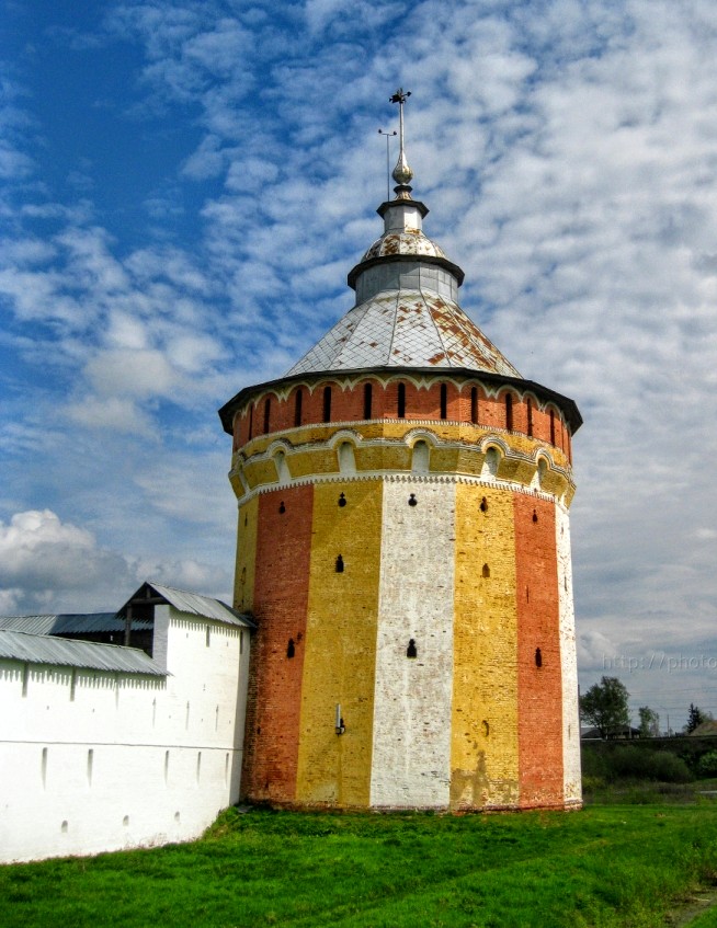 100 ЗНАМЕНИТЫХ МОНАСТЫРЕЙ
37. Спасо-Прилуцкий монастырь. 
      1371 г. Вологда. 
<a href="/history_RF/">История.РФ 🇷🇺</a>  #СТОМОНАСТЫРЕЙ
Один из самых больших монастырей Русского Севера. Славен своим Спасским собором (1542) и древнейшей в России деревянной шатровой Успенской церковью (16 век).