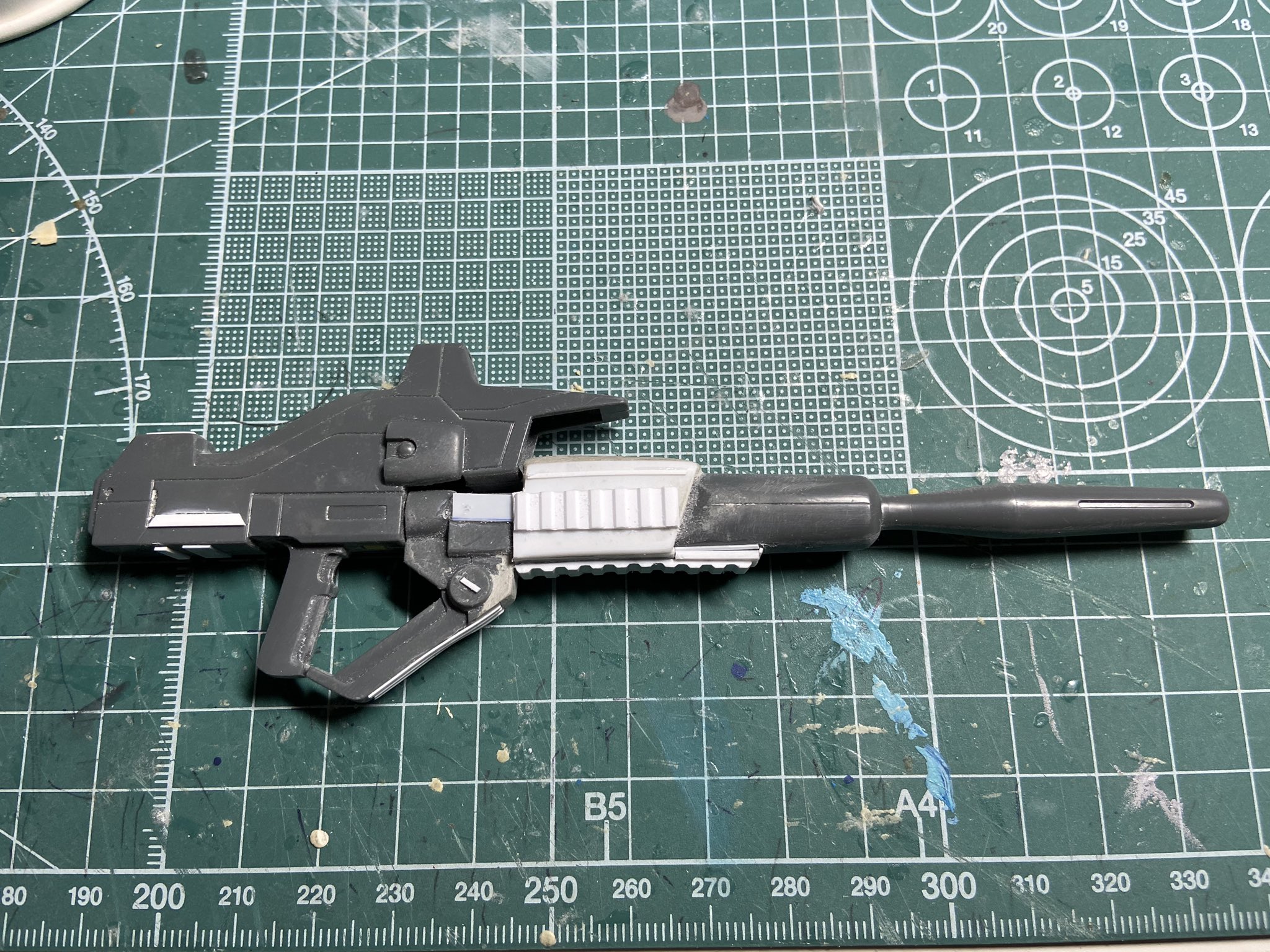 カワドラゴロユキ 3dソフト 3dプリンター買います宣言 オラザク用ガンプラを作る その67 ビームライフルもピカティニー レールを装着した現用アサルト銃風に変更 そのまま取り付けるよりカッコ良くなりました これで三ヵ月続いた改造工作は終了