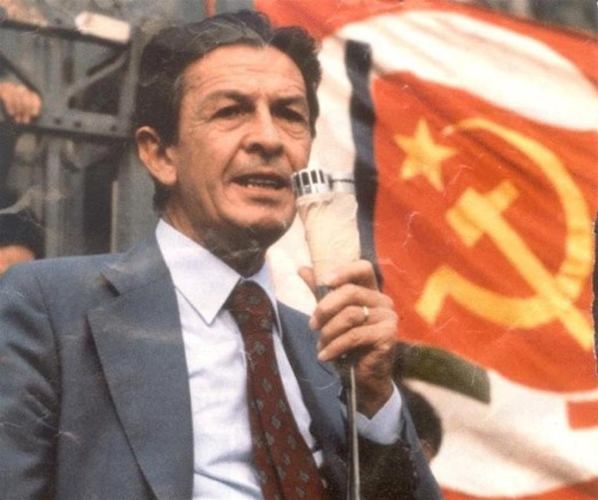 Lucaburlando's tweet photo. Lavorate tutti, casa per casa, azienda per azienda, strada per strada, dialogando con i cittadini, con la fiducia per le battaglie che abbiamo fatto, per le proposte che presentiamo, per quello che siamo stati e siamo” 7 Giugno 1984, Padova.
#EnricoBerlinguer https://t.co/UbKpNqEiWM