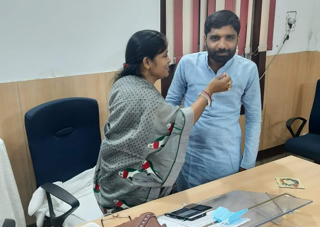 Sima saha ex-mayor bhagalpur (@sahamayor) on Twitter photo मेरे प्रतिनिधि छोटे भाई <a href="/pranik_bajpai/">प्राणिक वाजपेयी</a> जी को बिहार भाजपा पंचायती राज प्रकोष्ठ के प्रदेश नेतृत्व के द्वारा भागलपुर, बांका, नवगछिया ज़िला के #क्षेत्रीय_प्रभारी_बनाए जाने पर हार्दिक बधाई और शुभकामनाएं
आज अपने कार्यालय में मुँह मीठा कराकर बधाई दी।
<a href="/BJP4Bihar/">BJP Bihar</a>
<a href="/SushilModi/">Sushil Kumar Modi (मोदी का परिवार )</a> मेरे प्रतिनिधि छोटे भाई <a href="/pranik_bajpai/">प्राणिक वाजपेयी</a> जी को बिहार भाजपा पंचायती राज प्रकोष्ठ के प्रदेश नेतृत्व के द्वारा भागलपुर, बांका, नवगछिया ज़िला के #क्षेत्रीय_प्रभारी_बनाए जाने पर हार्दिक बधाई और शुभकामनाएं
आज अपने कार्यालय में मुँह मीठा कराकर बधाई दी।
<a href="/BJP4Bihar/">BJP Bihar</a>
<a href="/SushilModi/">Sushil Kumar Modi (मोदी का परिवार )</a>