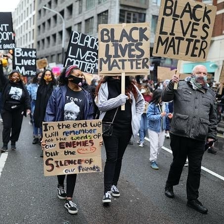 100BMOL's tweet photo. When the message is loud and clear and you're passionate about what you believe nothing will stop you from getting it across. What a sight of seeing thousands converging on London to stand up to racism. #blacklivesmatter https://t.co/yyVuOieWKE