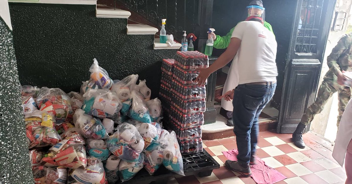 Fundacion_Calle's tweet photo. Con un gran sentimiento de solidaridad entregamos con @COL_EJERCITO #BAPOM13 ayudas alimentarias,kits de aseo,leches complementarias y @PonyMalta_ en el instituto niños ciegos-Fundación Antonio Pardo Ospina que alberga a 106 niños y jóvenes en diversas condiciones de discapacidad https://t.co/MItkinAurh