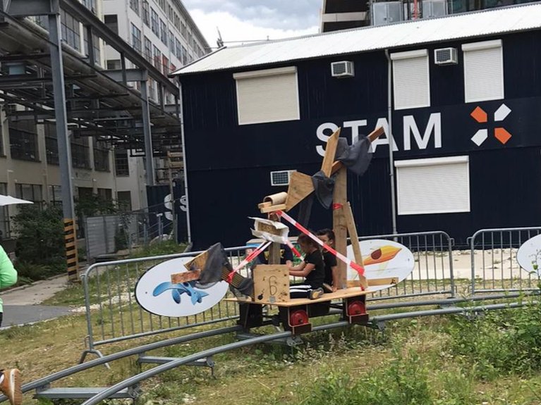 Pas op: Rijdende draak op ons buitenpeelterrein!

#wezijnweeropen