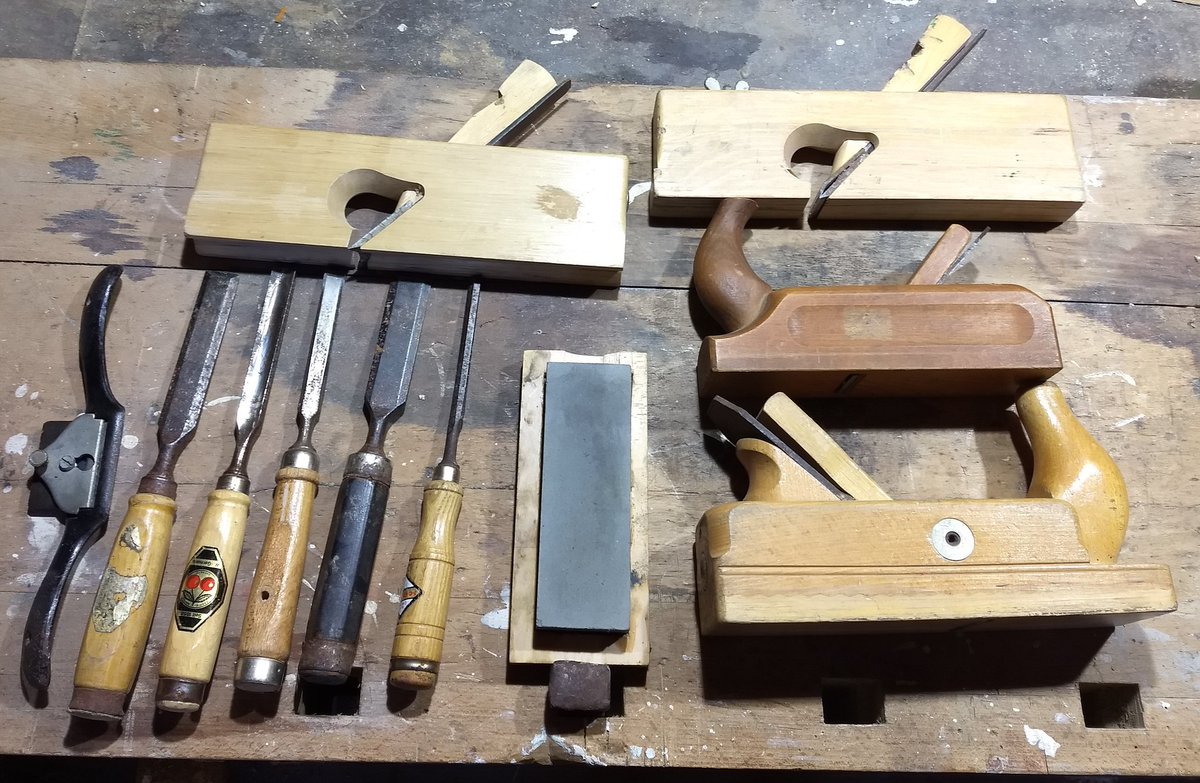 webdave_de's tweet image. I was just so bored that I sharpened my chisels and planes.
Yes they look old and not shiny, but they are scary sharp!
#luthiertools #diy #woodworking