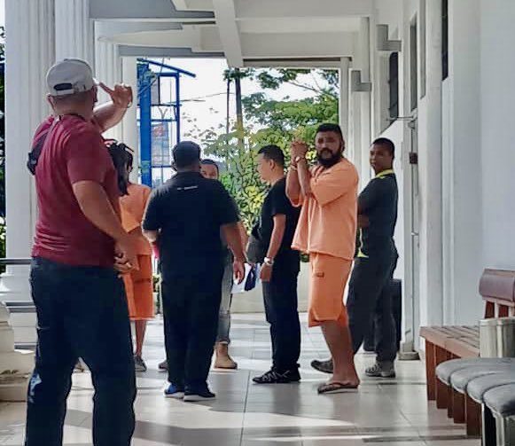 Sir_Azri's tweet photo. Aku tak sabar nak lihat @SyedSaddiq pakai baju oren tangan bergari macam ni. Macam mana dia anaiaya Aku hingga Aku ditangkap dan disumbat ke dalam lokap 4 hari 3 malam.

Yang Hak Pasti Berdiri, Yang Bathil Pasti Jatuh. 

Kau tunggu masa Kau akan tiba Syed Saddiq 🤲🏼 https://t.co/NrjQMx3sgR