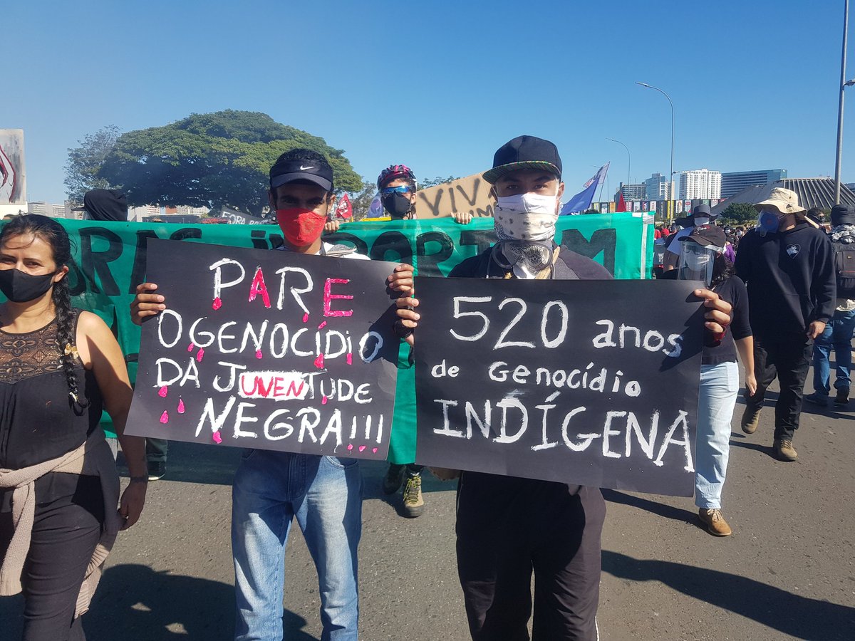 Uma hora de protesto aqui em Brasília. 

Tá forte e tá bonito.