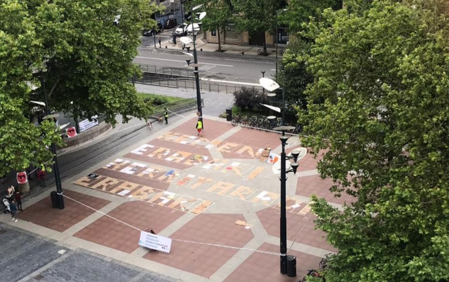 Osasun krisiaren eta krisi sozial eta ekonomikoaren aurrean, herritarrok asko dugu esateko. @Hamaika_Gara, eta elkarrekin, gure ahotsa ozenagoa da!

#HemenErabaki #HerritarrokErabaki!
Elkarrekin, urrun iritsiko gara,
<a href="/Gure_Esku/">Gure Esku</a> dago!