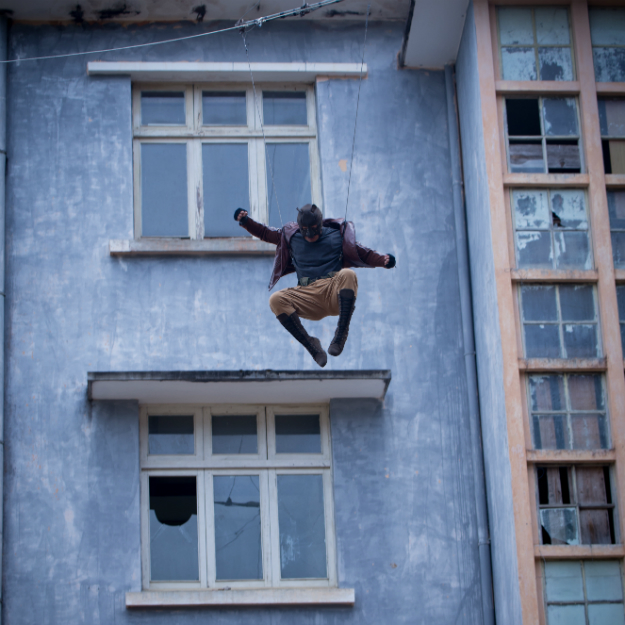 KFMovieGuide's tweet photo. When the original stunt performer couldn't quite get the shot right, fight choreographer @VincentWang99 stepped up to perform a 70ft high fall himself for #VictorVu's 2017 superhero movie, #LoiBao. Listen to Vincent on the latest #KFMGPod, available now. https://t.co/fZgvp5qE2Z https://t.co/RPYqiYTjLV