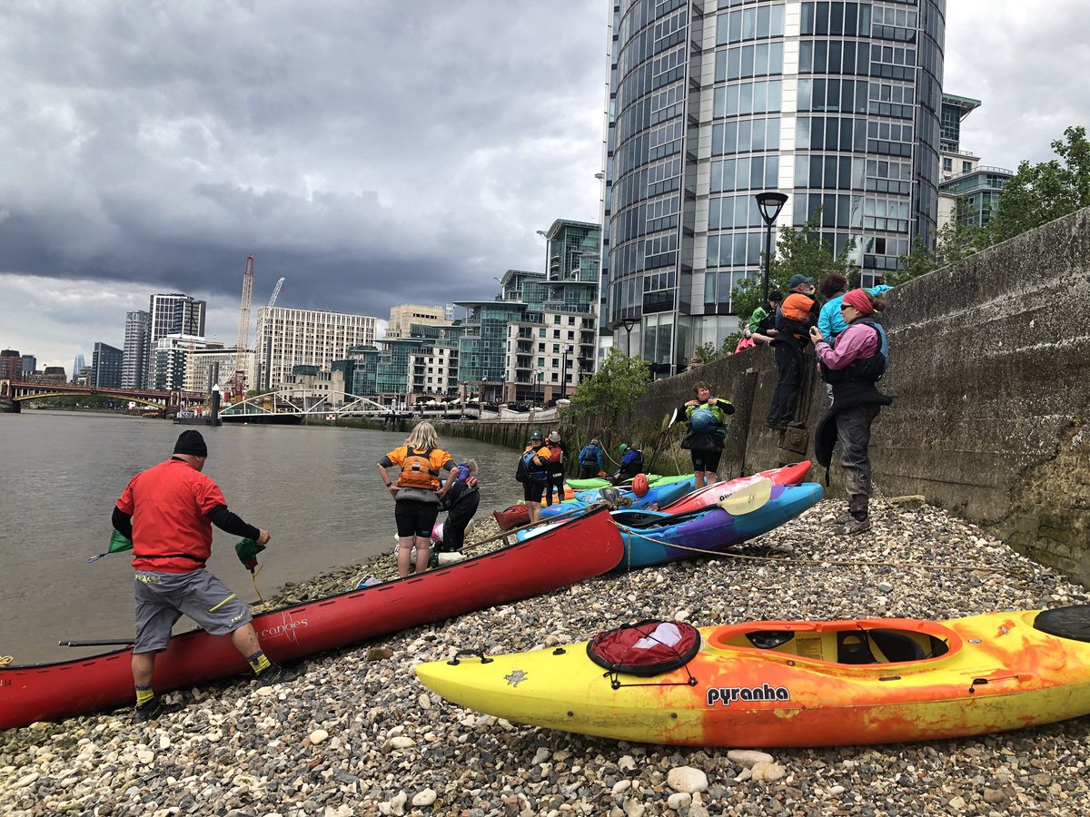 TheLeasideTrust's tweet photo. Bit of lunch on the River Thames. #lockdownpaddle #SocialDistanceSunday #kayak #canoe #JoinUs https://t.co/lSOiiKhrZU