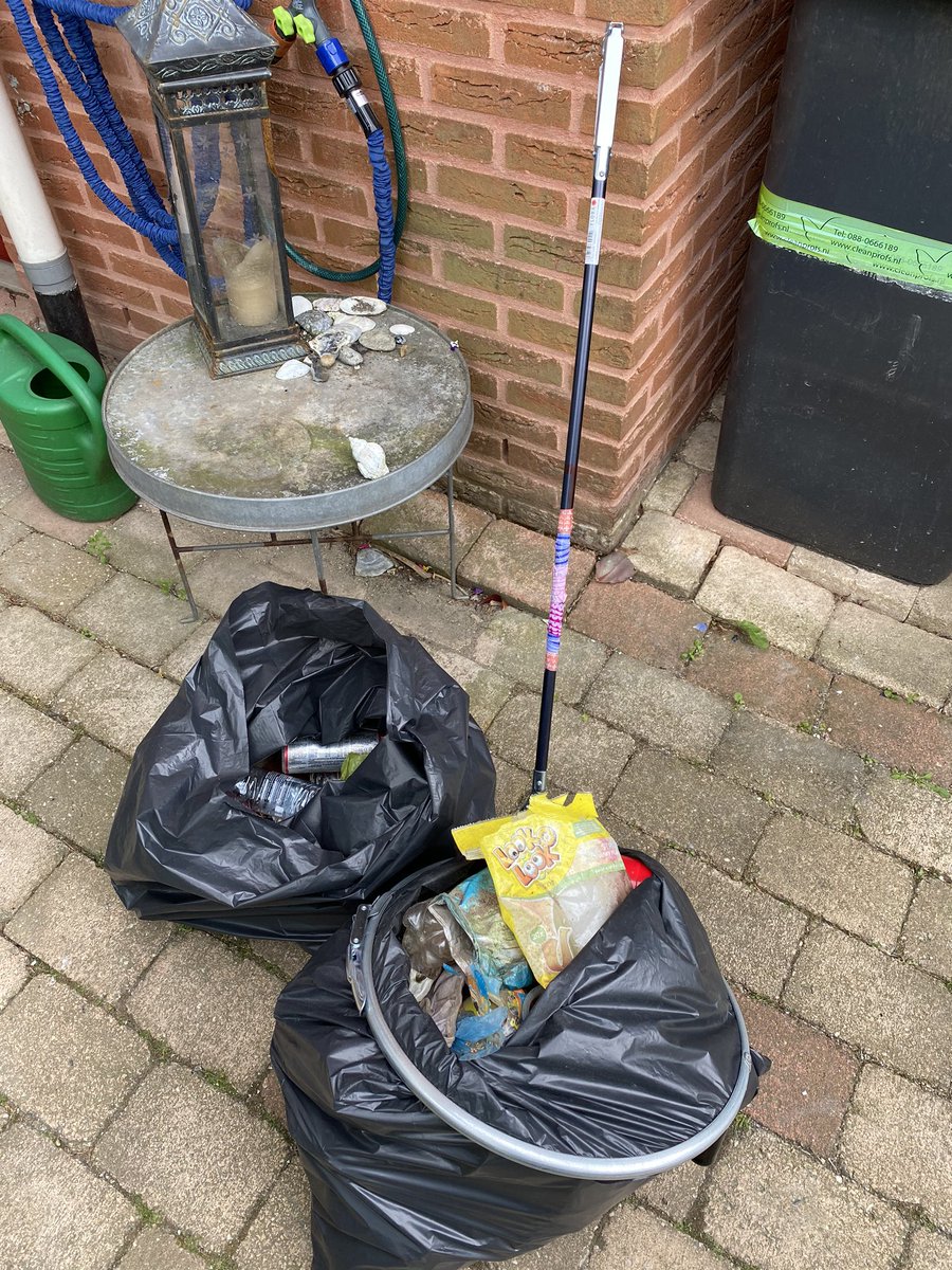 Twee zakken vol uit de bosjes langs het fietspad 😱. Vooral blikjes, snoeppapier en bierflessen. #buitenderuimtevanonssamen @Irado_Online